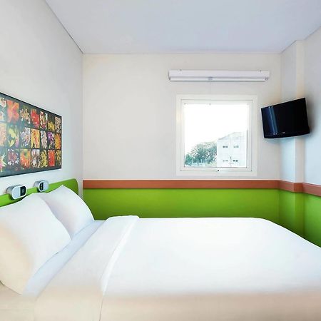Ibis Budget Semarang Tendean Exterior foto