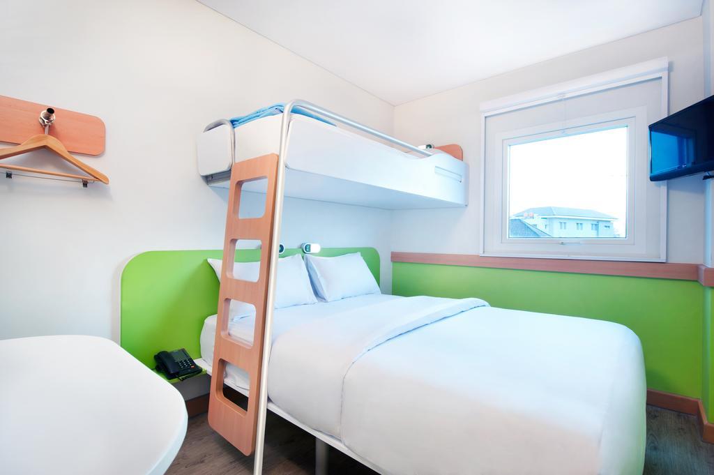 Ibis Budget Semarang Tendean Quarto foto