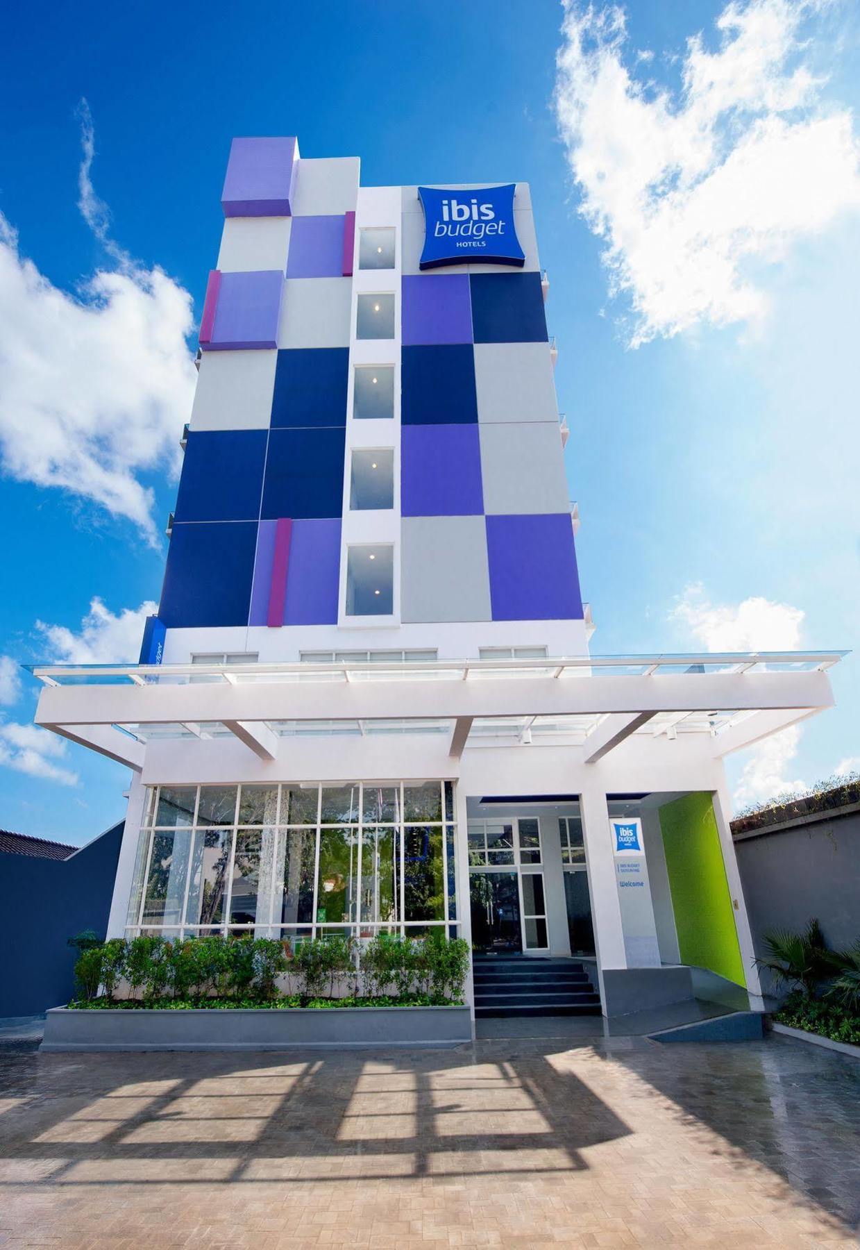 Ibis Budget Semarang Tendean Exterior foto