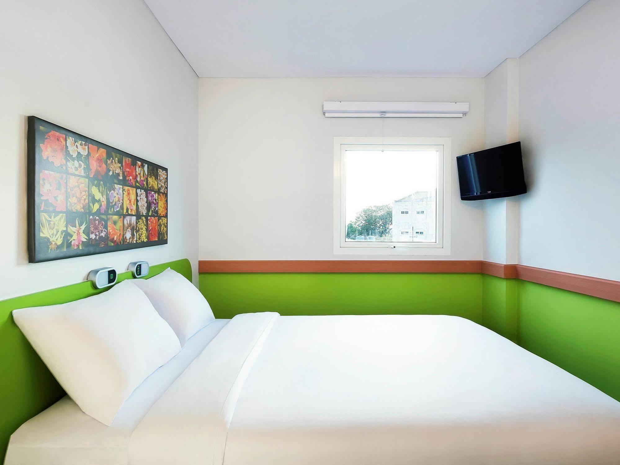 Ibis Budget Semarang Tendean Exterior foto