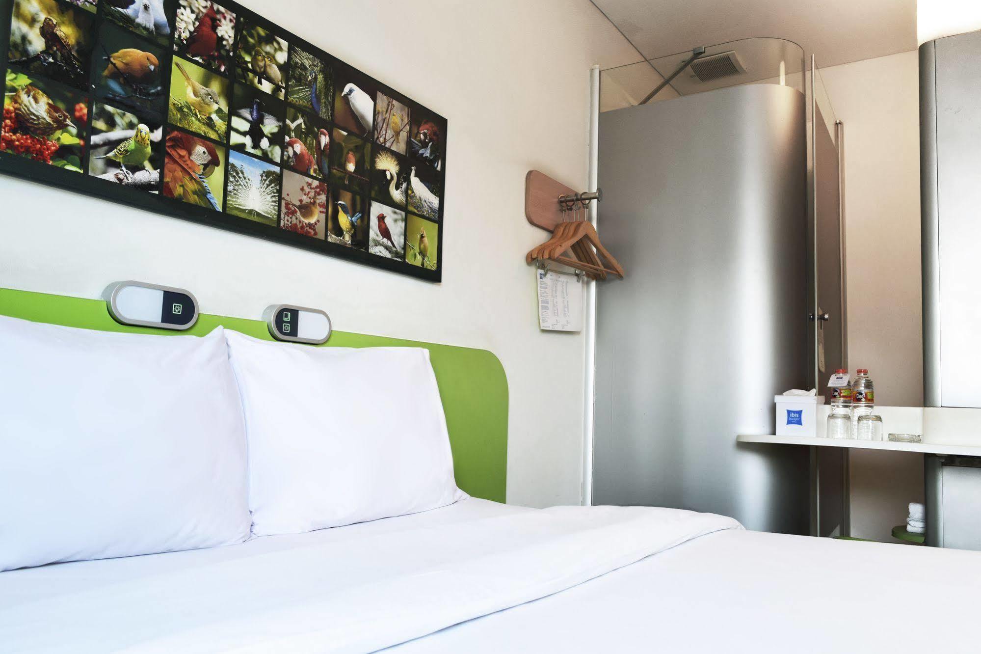 Ibis Budget Semarang Tendean Exterior foto